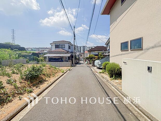 豊か自然を身近に感じる住環境でのびのび暮らせます。(2026年7月撮影)
