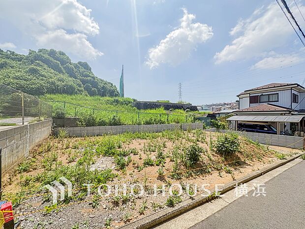 敷地内に駐車スペースがあると、日々の暮らしのをスムーズに運ぶ事が出来ます。(2026年7月撮影)
