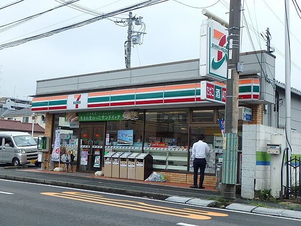 セブンイレブン横浜新吉田町貝塚店 650m 近くにあるとちょっとした買い物にも便利ですね。