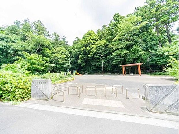 今宿東公園 240m ふるさと尾根道緑道に隣接した広大な緑地を利用した公園。