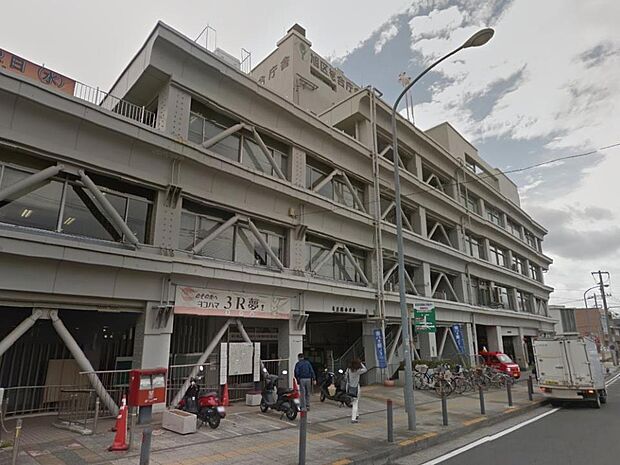 横浜市旭区役所 1000m 鶴ヶ峰駅徒歩7分。駐車場も設置され便利。庁舎4階の旭公会堂は地域住民のコミュニティスペースに。