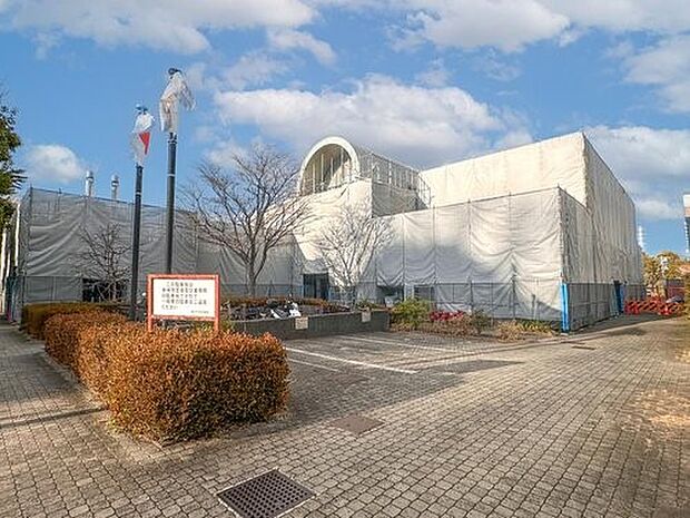 横浜市旭図書館 500m 各種講座やおはなし会などが催されています。お子様と一緒に楽しいひと時を過ごせます。