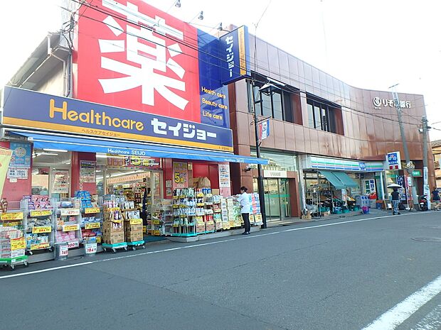 ヘルスケアセイジョー妙蓮寺店 800m 薬や日用品は品揃えも豊富、駅前なのでついでにさっとお買い物ができて便利です。