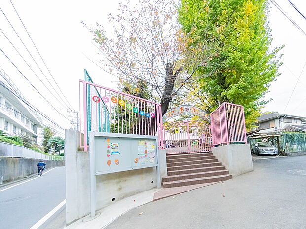 金港幼稚園 300m アットホームな幼稚園です。保育終了後17時半までの預かり保育もあり、働くママも安心です。
