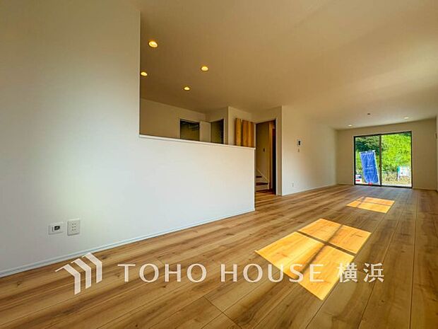 明るく開放的な空間が広がるLDK。室内には豊かな陽光が注ぎ込み、爽やかな住空間を演出。