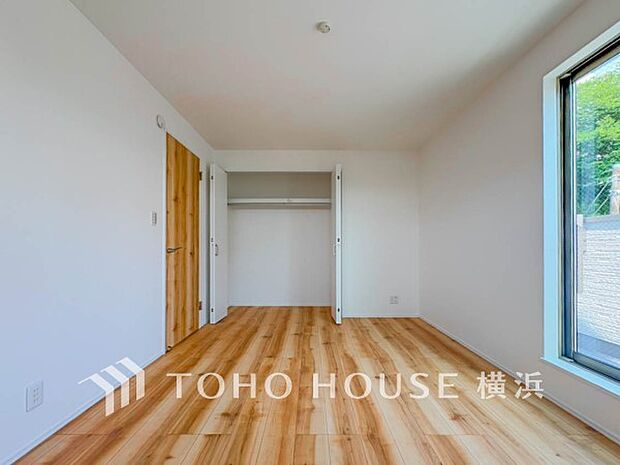 一日の疲れをいやしてくれる寝室。時を忘れて過ごす場所として過ごせるお部屋。