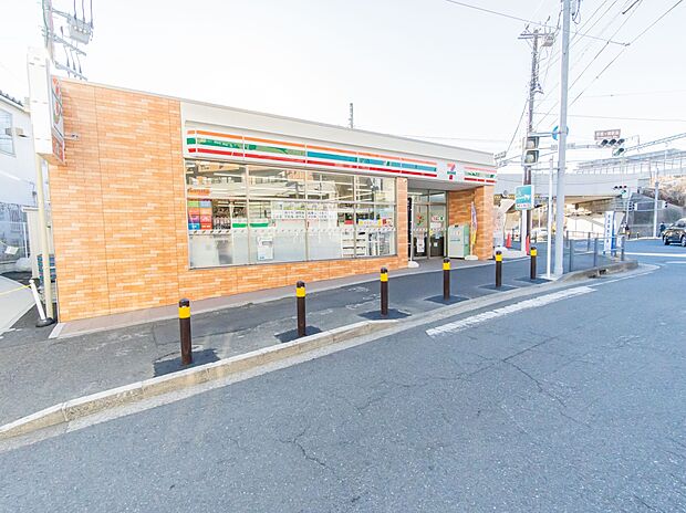 セブンイレブン屏風ヶ浦駅前店　800m　24時間営業。近くにあるとちょっとした買い物にも便利ですね。 