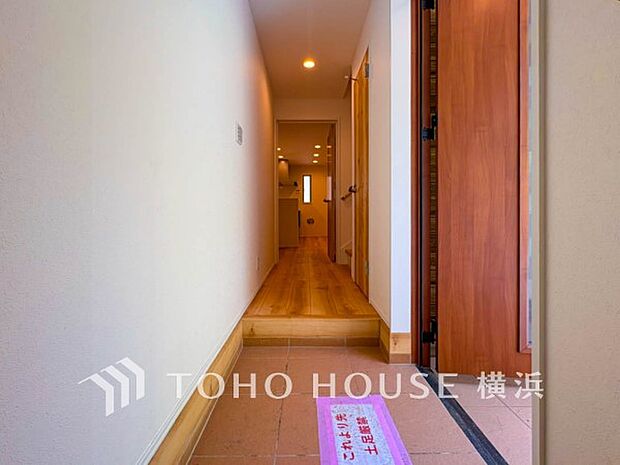 上質感漂う玄関と廊下。居住者の帰り、訪れる方を優しく迎えてくれます。