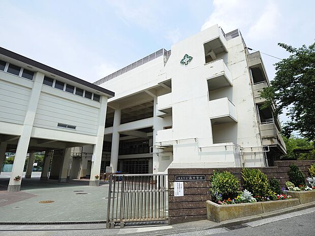 横浜市立森中学校 700m 徒歩11分。部活などで帰りが遅くなっても安心の距離です。