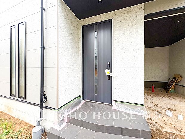 お住まいの顔となる玄関。住まう方のプライドを満たすクオリティを備えています。 