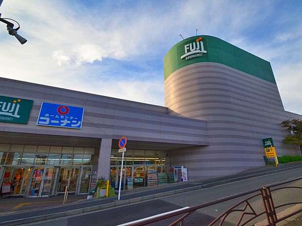 Fuji上野川店　650m　併設している上野川カフェでは、購入した出来たてのお総菜やパンを飲食する事も可能です。 
