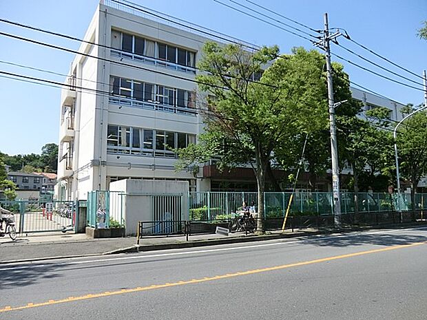 川崎市立野川小学校　1200m　徒歩15分。子育て世代に優しい落ち着いた住環境。   
