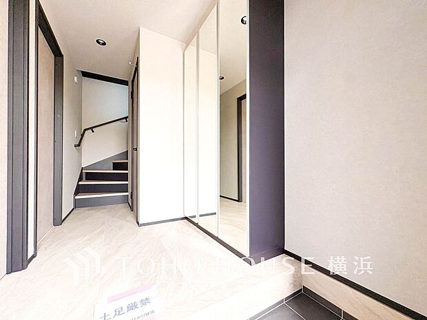上質感漂う玄関と廊下。居住者の帰り、訪れる方を優しく迎えてくれます。