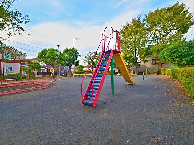 梶ヶ谷金山公園　85m　住宅街の小さな公園ですが、子供から大人まで幅広い年齢層で賑わう公園です。 