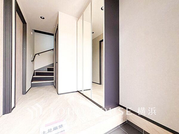 上質感漂う玄関と廊下。居住者の帰り、訪れる方を優しく迎えてくれます。