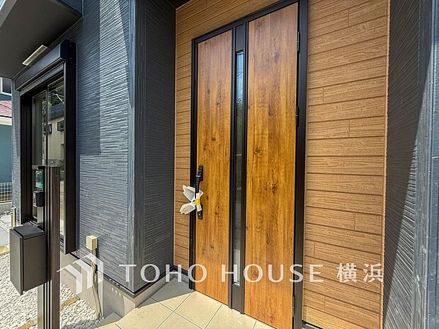 お住まいの顔となる玄関。住まう方のプライドを満たすクオリティを備えています。