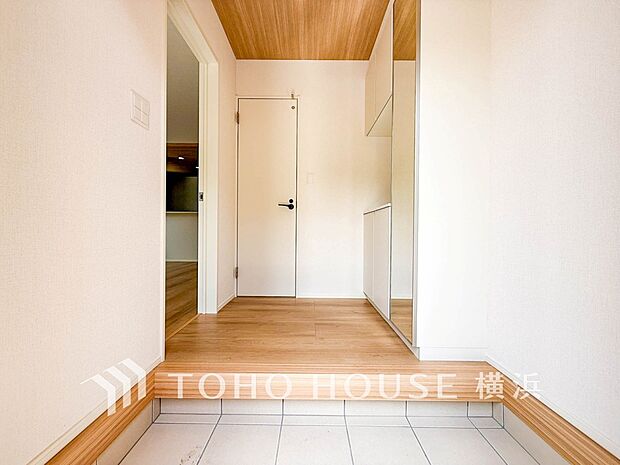 上質感漂う玄関と廊下。居住者の帰り、訪れる方を優しく迎えてくれます。
