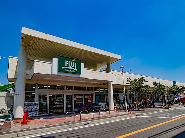 FUJI馬場店 950m 地域密着型のスーパー。野菜やお肉の種類も豊富。お酒や薬も取り扱っています。
