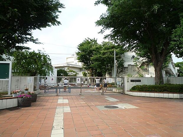 横浜市立寺尾中学校 1200m 徒歩15分。部活などで帰りが遅くなっても安心の距離です。