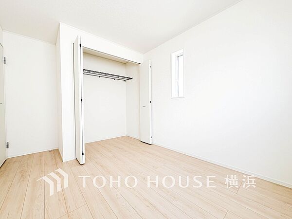 一日の疲れをいやしてくれる寝室。時を忘れて過ごす場所として過ごせるお部屋。
