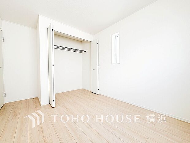 一日の疲れをいやしてくれる寝室。時を忘れて過ごす場所として過ごせるお部屋。