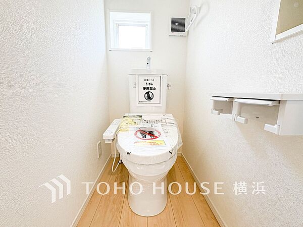 換気と明るさに配慮した、清潔感溢れるトイレ。落ち着いた空間で安らぎのひとときをお過ごしいただけます。