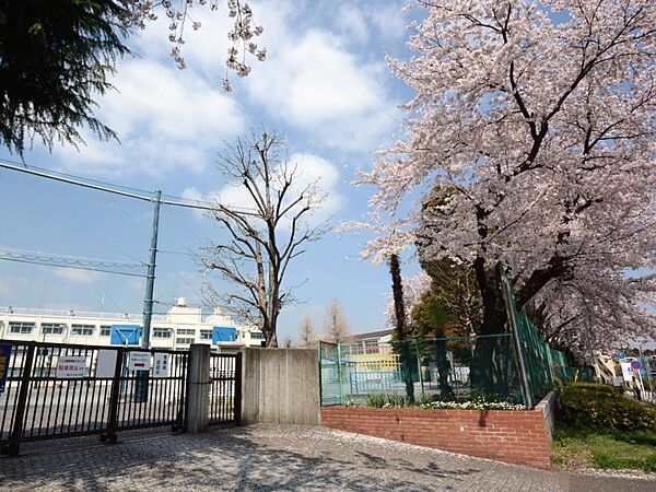 横浜市立原小学校　200m　徒歩3分。小学校が近いのは子育てファミリーにもおすすめのポイントです。