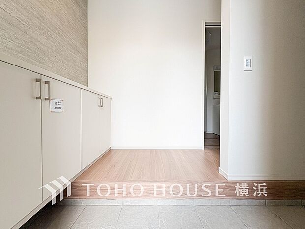 上質感漂う玄関と廊下。居住者の帰り、訪れる方を優しく迎えてくれます。