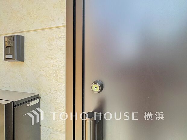 防犯性を高めるダブルロック仕様の玄関ドアを採用。日々の暮らしと大切な家族の安全をしっかり守ります。