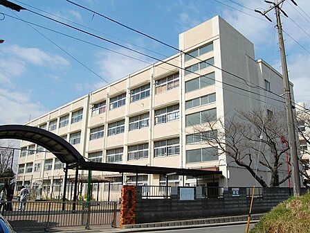 横浜市立駒岡小学校 950m 徒歩12分。小学校が近いのは子育てファミリーにもおすすめのポイント。