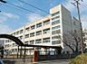 周辺：横浜市立駒岡小学校　950m　徒歩12分。小学校が近いのは子育てファミリーにもおすすめのポイント。 