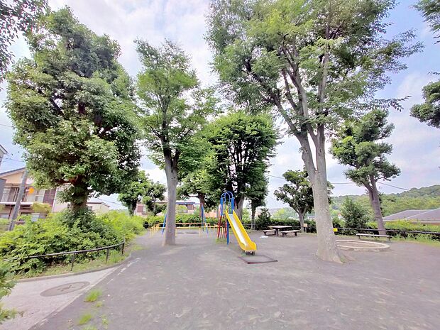 上矢部第五公園 270m お子様が楽しめるブランコや滑り台などの遊具が揃い、見晴らしの良い公園で楽しく遊べます。