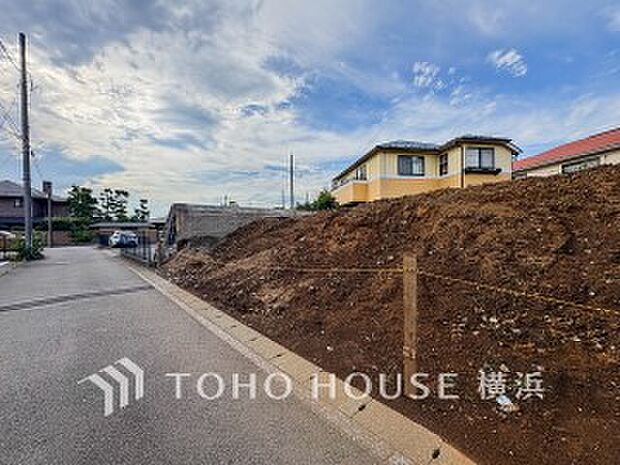 暖かな陽光と爽やかな風がハーモニーを奏でる上質な空間を愉しむ暮らし。(2026年7月撮影)