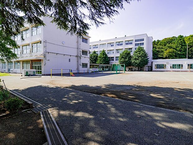 横浜市立岡津小学校 850m 徒歩11分。小学校が近いのは子育てファミリーにもおすすめのポイント。