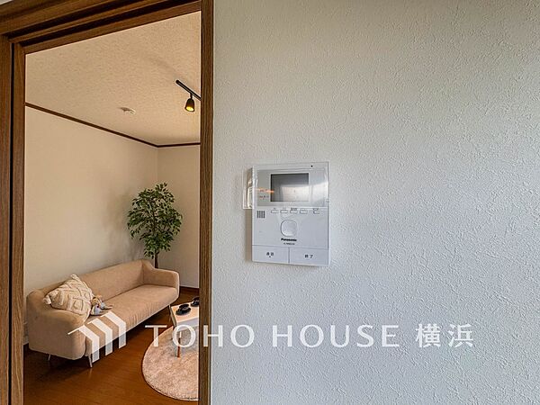 誰が来てもわかる様にモニター付きインターホンを設置。快適と安らぎを合わせた優しい設計。