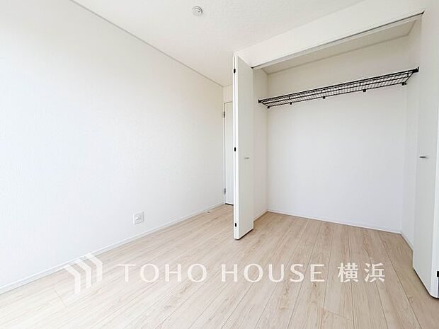 一日の疲れをいやしてくれる寝室。時を忘れて過ごす場所として過ごせるお部屋。