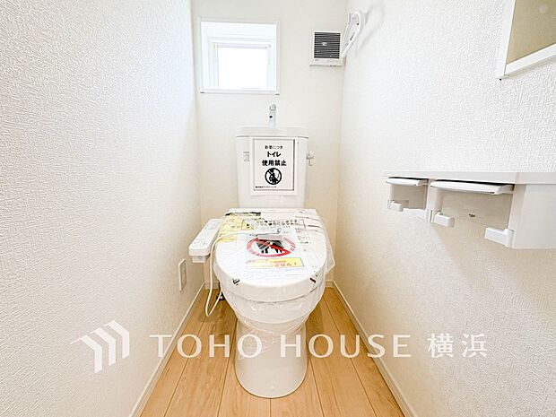 換気と明るさに配慮した、清潔感溢れるトイレ。落ち着いた空間で安らぎのひとときをお過ごしいただけます。