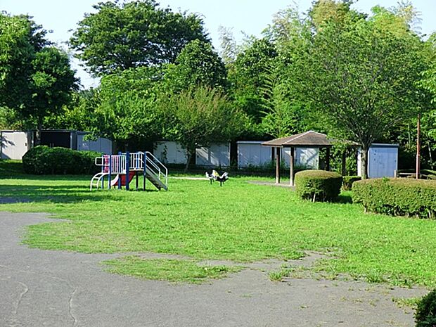 阿久和大久保原公園 1000m 複合遊具の充実もさることながら、サッカーや野球、テニスなどの練習に壁打ちの設備もあります。