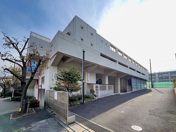 横浜市立岩崎中学校 1100m 徒歩14分。中学生の体力づくりにはぴったりの距離かもしれませんね。