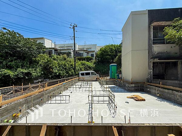 良質な環境に暮らす永住の邸がここに誕生します。（2026年7月撮影）