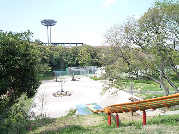 県立保土ケ谷公園　1900m　スタンド付の野球場、サッカー場、ラグビー場、テニスコートなど運動施設が整っている公園。 