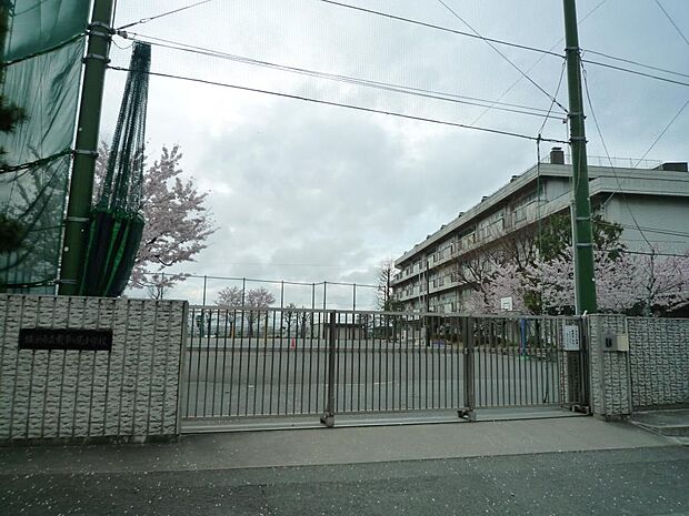 横浜市立東市ケ尾小学校 450m 徒歩6分。小学校が近いのは子育てファミリーにもおすすめのポイントです。