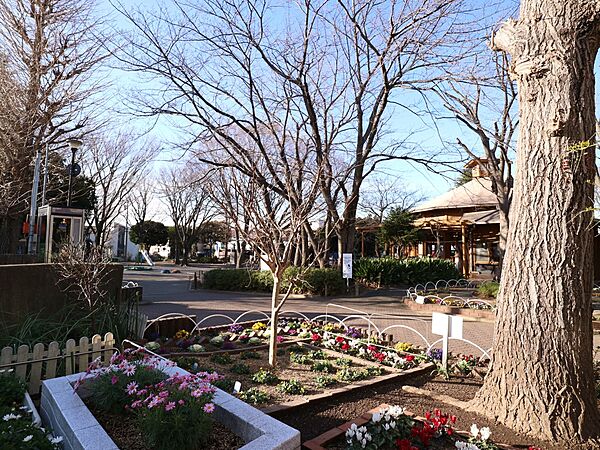 境之谷公園　60m　こどもログハウスのある公園。施設室内全体がアスレチックになっていて雨の日も楽しく遊べます。