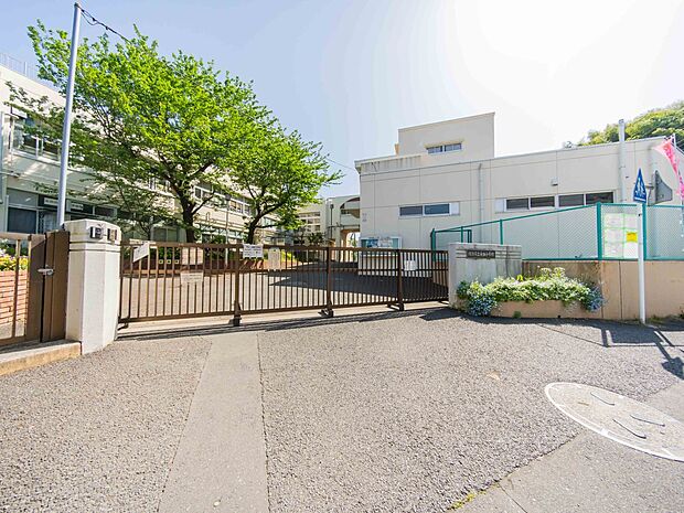 横浜市立永田小学校 350m 徒歩5分。小学校が近いのは子育てファミリーにもおすすめのポイント。