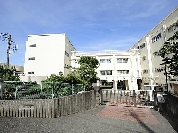 横浜市立洋光台第一小学校 500m 徒歩7分。小学校が近いのは子育てファミリーにもおすすめのポイントです。