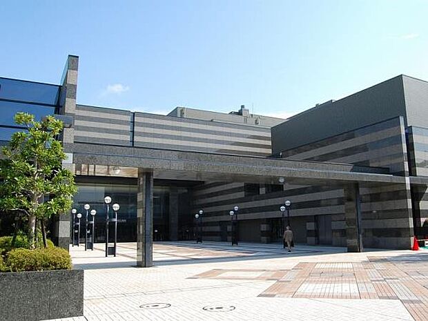 鎌倉芸術館 1600m 大小ホールの他、ギャラリー、和室、会議室など目的に応じてご利用いただけます。