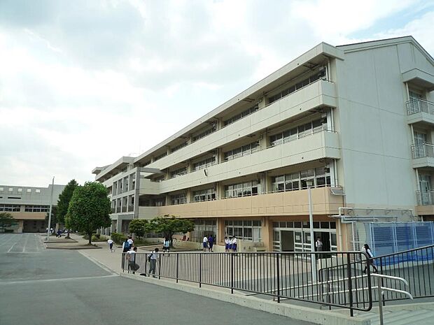 横浜市立十日市場中学校 2600m 徒歩38分。中学生の体力づくりにはぴったりの距離かもしれませんね。