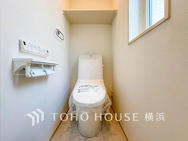 換気と明るさに配慮した、清潔感溢れるトイレ。
