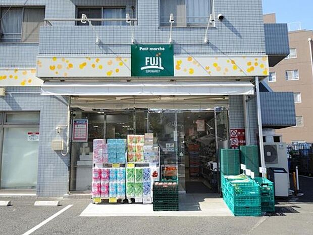 プチマルシェフジ山元町店 270m 小さめな店舗ながらも必要なものが揃い、食卓を彩る新鮮で品質の良い食品が魅力。