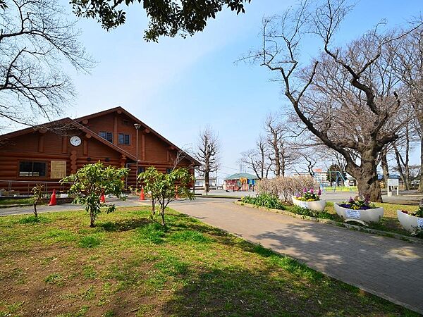 柏葉公園　400m　ログハウスには滑り台やボールプールがあり、雨の日でも子供たちが充分楽しめる憩いの場所。